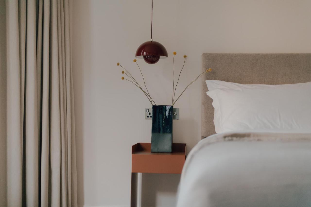 Leighton House - Boutique Guesthouse 바스 외부 사진 A bedside table