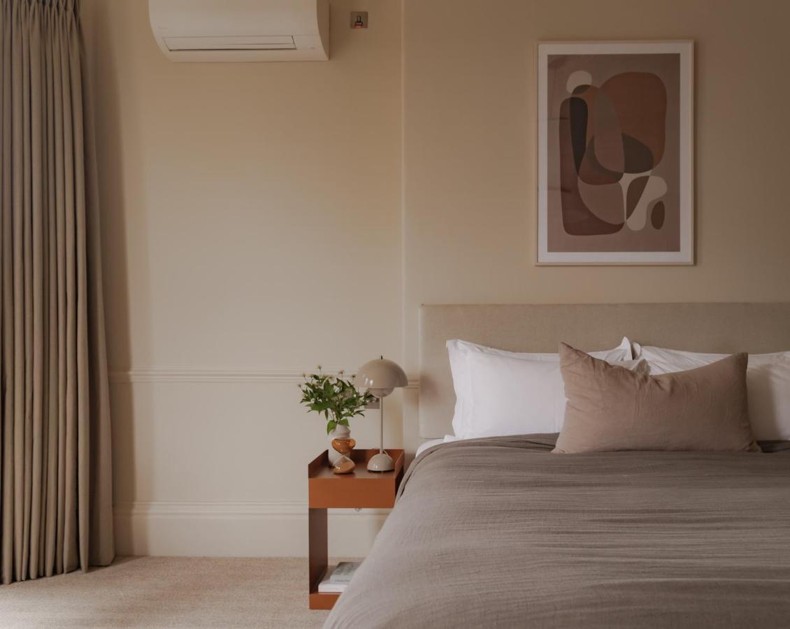 Leighton House - Boutique Guesthouse 바스 외부 사진 A bedroom with a wall mounted air conditioner