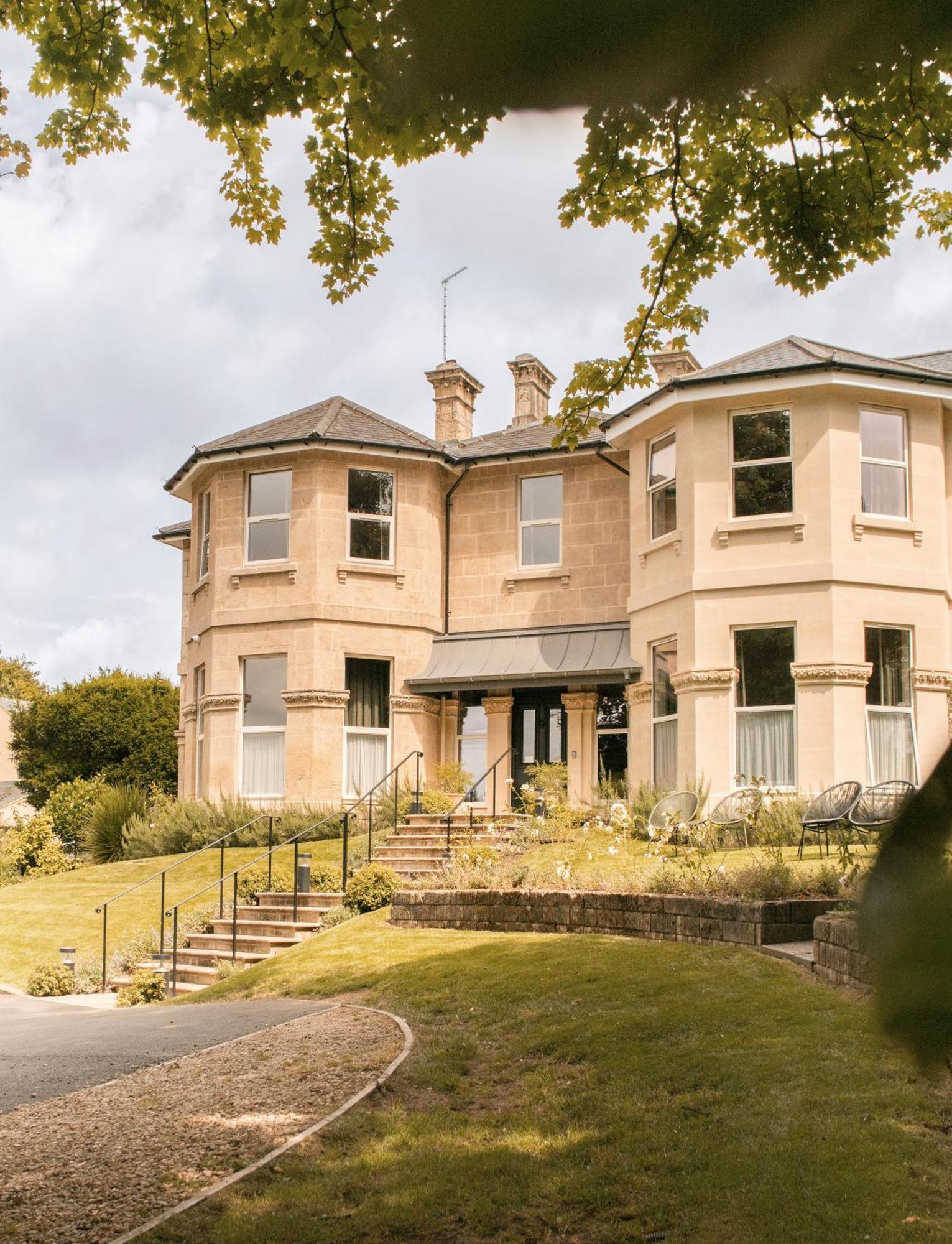 Leighton House - Boutique Guesthouse 바스 외부 사진 The former vicarage of St. Andrew's Church, now the home of the school's headmaster