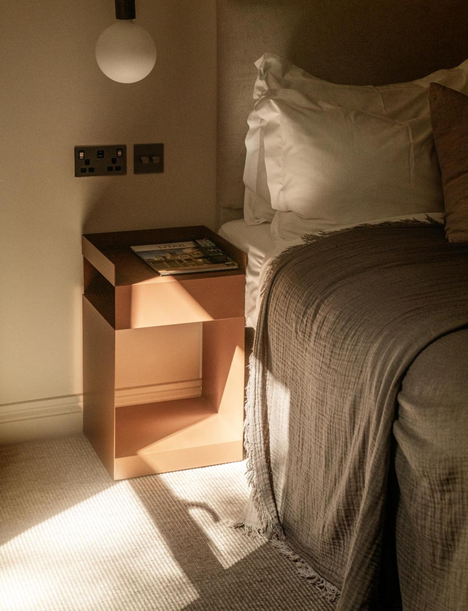 Leighton House - Boutique Guesthouse 바스 외부 사진 A bedside table