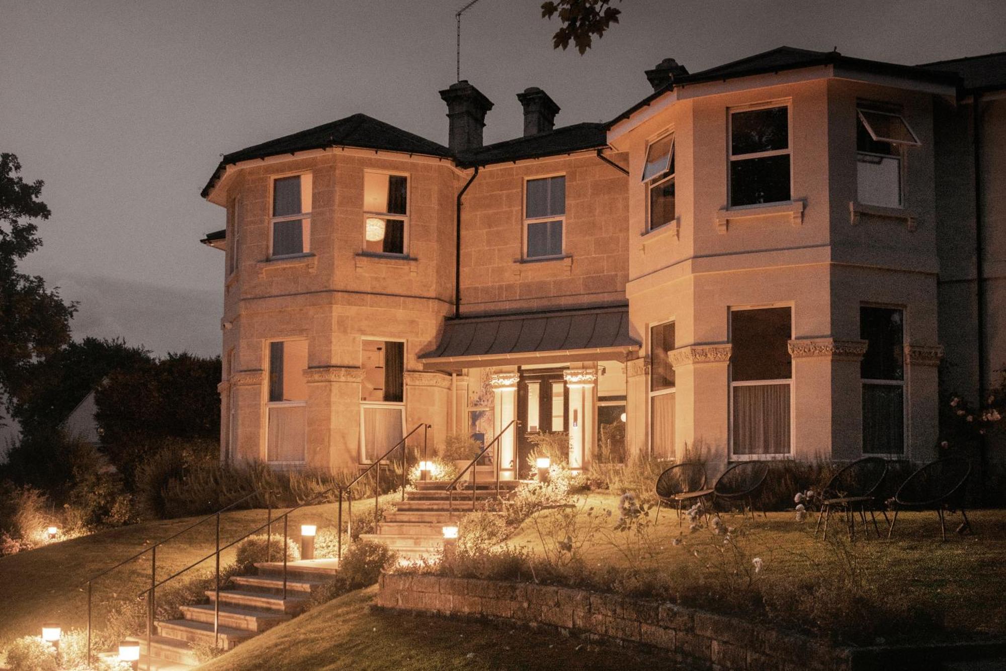 Leighton House - Boutique Guesthouse 바스 외부 사진 The main house at night