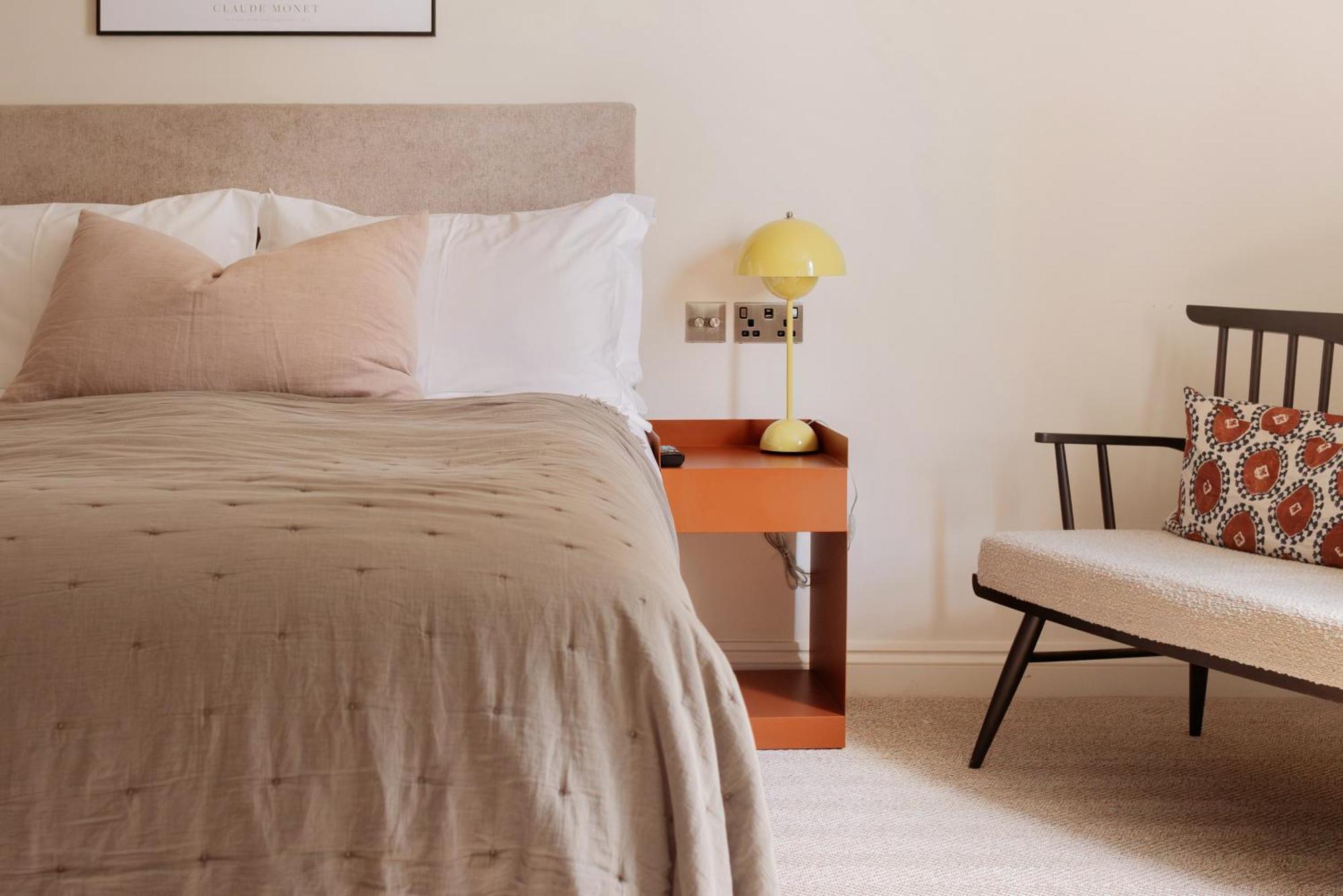 Leighton House - Boutique Guesthouse 바스 외부 사진 A bedroom with a bed, a chair and a bedside table