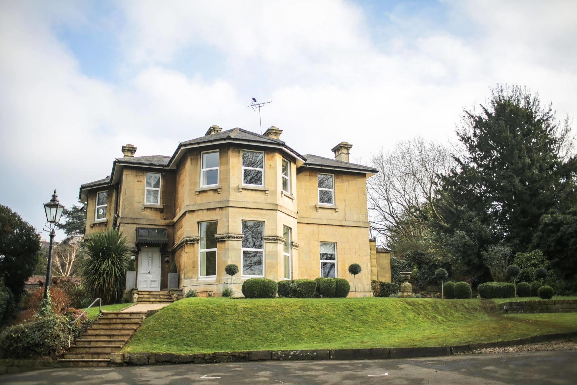 Leighton House - Boutique Guesthouse 바스 외부 사진 The former vicarage of St. Mary's Church, now the home of the school's headmaster